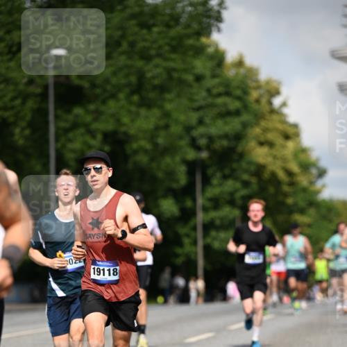 29.06.2025 - hella hamburg halbmarathon Dr. Thomas Lammeyer http://msf.ph/oto/8217637 29.06.2025 09:49:21 Kennedybrücke 1894, 2525, 3843, 4463, 4812, 5550, 6169, 6495, 6878, 7055, 7186, 7845, 8062, 8784, 9345, 10453, 10484, 11199 meine-sportfotos.de