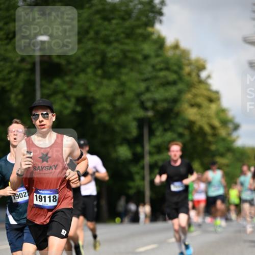 29.06.2025 - hella hamburg halbmarathon Dr. Thomas Lammeyer http://msf.ph/oto/8217681 29.06.2025 09:49:21 Kennedybrücke 1894, 2525, 3843, 4463, 4812, 5550, 6169, 6495, 6878, 7055, 7186, 7845, 8062, 8784, 9345, 10453, 10484, 11199 meine-sportfotos.de