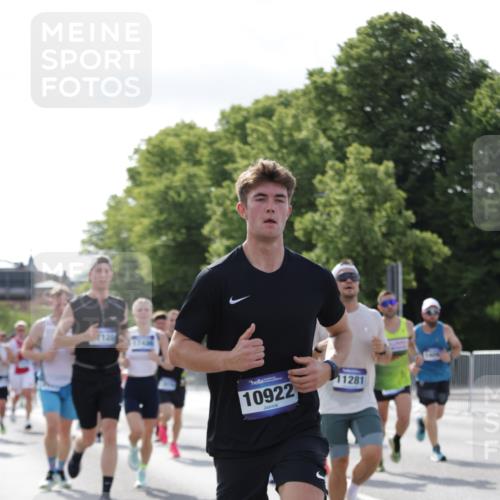 29.06.2025 - hella hamburg halbmarathon Jannik Wohlers http://msf.ph/oto/8217701 29.06.2025 09:50:11 Lombardsbrücke 1209, 1358, 1688, 1697, 1700, 1882, 2675, 2719, 2826, 3626, 4205, 4229, 4380, 4398, 5472, 5508, 5745, 6458, 6529, 6649, 7026, 8450, 8958, 9017, 9116, 9365, 10064, 10218, 10783, 10922, 11281, 11305, 11379, 11491, 11619, 13446, 13876, 14012, 14092, 14272, 14783, 14798, 15257, 15493, 15888, 15921, 16249, 16301, 16697, 16820, 16992, 17120, 17251, 17486, 17516, 17632, 18449, 18491, 18723, 18803, 19020, 19046, 19116 meine-sportfotos.de