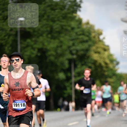 29.06.2025 - hella hamburg halbmarathon Dr. Thomas Lammeyer http://msf.ph/oto/8217727 29.06.2025 09:49:21 Kennedybrücke 1894, 2525, 3843, 4463, 4812, 5550, 6169, 6495, 6878, 7055, 7186, 7845, 8062, 8784, 9345, 10453, 10484, 11199 meine-sportfotos.de