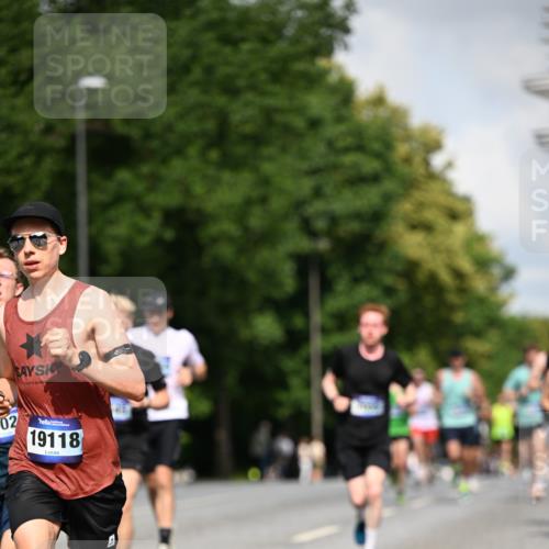 29.06.2025 - hella hamburg halbmarathon Dr. Thomas Lammeyer http://msf.ph/oto/8217777 29.06.2025 09:49:21 Kennedybrücke 1894, 2525, 3843, 4463, 4812, 5550, 6169, 6495, 6878, 7055, 7186, 7845, 8062, 8784, 9345, 10453, 10484, 11199 meine-sportfotos.de