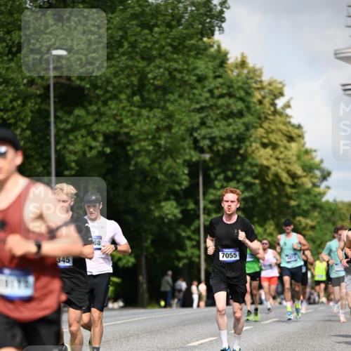 29.06.2025 - hella hamburg halbmarathon Dr. Thomas Lammeyer http://msf.ph/oto/8217821 29.06.2025 09:49:21 Kennedybrücke 1894, 2525, 3843, 4463, 4812, 5550, 6169, 6495, 6878, 7055, 7186, 7845, 8062, 8784, 9345, 10453, 10484, 11199 meine-sportfotos.de