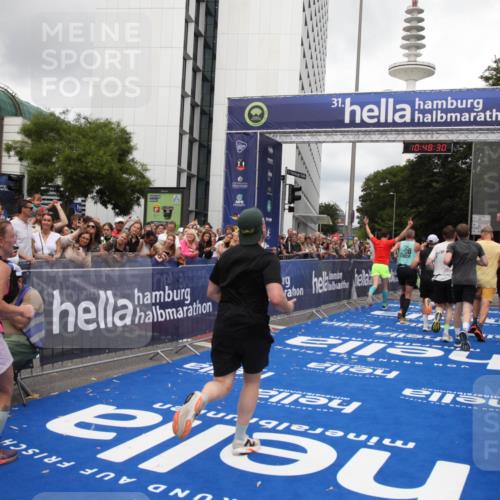 29.06.2025 - hella hamburg halbmarathon Michael Strokosch http://msf.ph/oto/8217828 29.06.2025 10:48:28 Ziel 1537, 3747, 5129, 5362, 5528, 6081, 6923, 7367, 8216, 9262, 9770, 11451, 11467, 12549, 12840, 14990, 15735, 17745, 17855, 17982, 18790, 18923 meine-sportfotos.de