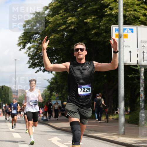 29.06.2025 - hella hamburg halbmarathon Yannick Fuchs http://msf.ph/oto/8217936 29.06.2025 10:32:57 20KM 1042, 1615, 1688, 1710, 2262, 2296, 2745, 2849, 3530, 4148, 5091, 5248, 6095, 7110, 7229, 8002, 8091, 8571, 9171, 11049, 11952, 12915, 13755, 14688, 14992, 16075, 17623, 18276, 18529, 18584, 18723, 18761 meine-sportfotos.de