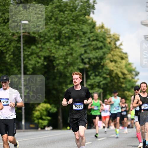 29.06.2025 - hella hamburg halbmarathon Dr. Thomas Lammeyer http://msf.ph/oto/8217952 29.06.2025 09:49:22 Kennedybrücke 1894, 2525, 3843, 4463, 4812, 5042, 5550, 6169, 6495, 6878, 7055, 7186, 7845, 8062, 8784, 9345, 10453, 10484, 11199 meine-sportfotos.de