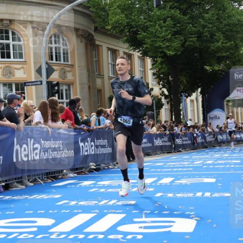29.06.2025 - hella hamburg halbmarathon Strokosch-Dieckow http://msf.ph/oto/8217976 29.06.2025 10:26:48 Ziel 1065, 5344, 10848, 15023 meine-sportfotos.de