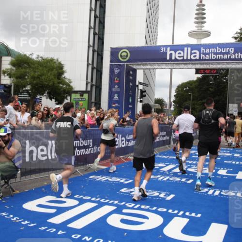 29.06.2025 - hella hamburg halbmarathon Michael Strokosch http://msf.ph/oto/8218027 29.06.2025 10:48:31 Ziel 1537, 3747, 5129, 5362, 5528, 6081, 6923, 8216, 9262, 10860, 11451, 12149, 12549, 12690, 12840, 13962, 14033, 14990, 15808, 17395, 17745, 17855, 18251, 18790, 18923 meine-sportfotos.de