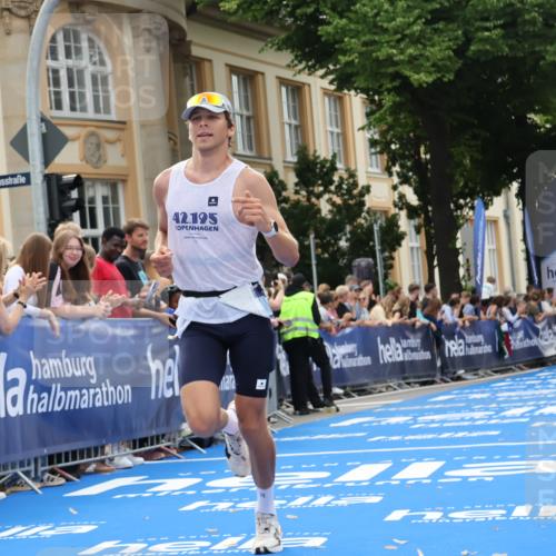 29.06.2025 - hella hamburg halbmarathon Strokosch-Dieckow http://msf.ph/oto/8218089 29.06.2025 10:26:53 Ziel 5344, 9079, 12641, 12992, 13780, 13956, 15023, 15671, 19050 meine-sportfotos.de