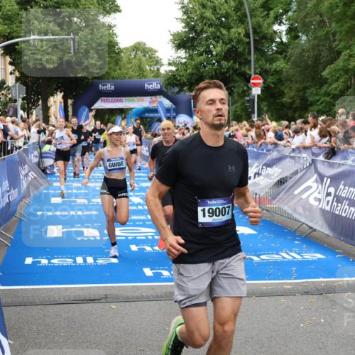 29.06.2025 - hella hamburg halbmarathon Zöllner http://msf.ph/oto/8218100 29.06.2025 10:51:46 Ziel 2396, 6286, 7224, 8710, 8819, 12224, 14012, 14458, 15496, 15727, 15831, 15899, 17682, 19020, 19053 meine-sportfotos.de