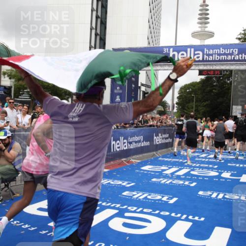 29.06.2025 - hella hamburg halbmarathon Michael Strokosch http://msf.ph/oto/8218168 29.06.2025 10:48:34 Ziel 1163, 1176, 2213, 3747, 5362, 6081, 9262, 10000, 10860, 11451, 11579, 12149, 12549, 12690, 12840, 13962, 14033, 14990, 15808, 15917, 17395, 17855, 18251, 18790, 18815, 18923 meine-sportfotos.de