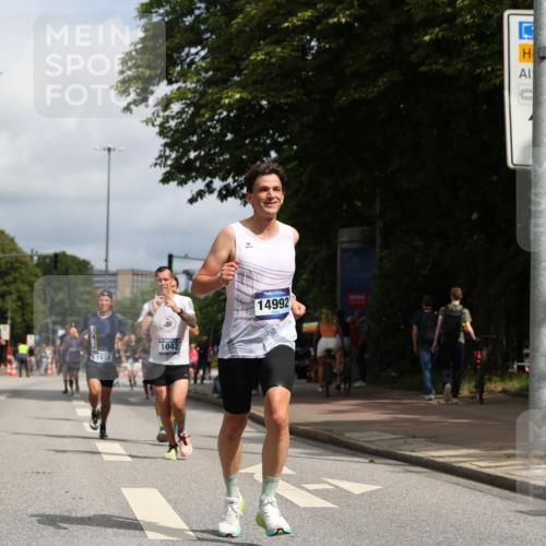 29.06.2025 - hella hamburg halbmarathon Yannick Fuchs http://msf.ph/oto/8218176 29.06.2025 10:32:58 20KM 1042, 1615, 1688, 1710, 2262, 2296, 2745, 2849, 3530, 4148, 5091, 5248, 6095, 7110, 7229, 8002, 8091, 9171, 11049, 11379, 11952, 12915, 13755, 14688, 14992, 16075, 17623, 18276, 18529, 18584, 18761 meine-sportfotos.de
