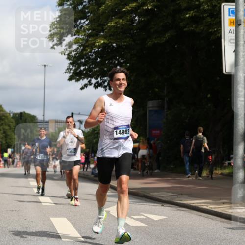 29.06.2025 - hella hamburg halbmarathon Yannick Fuchs http://msf.ph/oto/8218243 29.06.2025 10:32:58 20KM 1042, 1615, 1688, 1710, 2262, 2296, 2745, 2849, 3530, 4148, 5091, 5248, 6095, 7110, 7229, 8002, 8091, 9171, 11049, 11379, 11952, 12915, 13755, 14688, 14992, 16075, 17623, 18276, 18529, 18584, 18761 meine-sportfotos.de