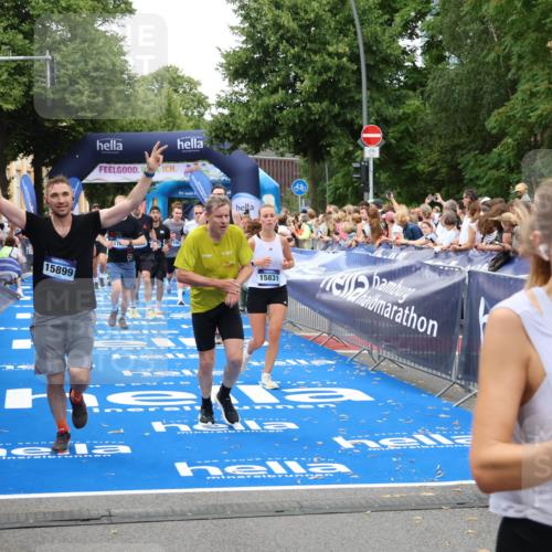 29.06.2025 - hella hamburg halbmarathon Zöllner http://msf.ph/oto/8218414 29.06.2025 10:51:50 Ziel 2396, 6286, 7224, 8710, 8819, 9793, 9959, 12224, 15427, 15727, 15831, 15899, 16907, 17682, 19053, 19137 meine-sportfotos.de