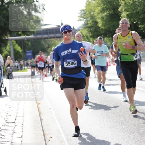 29.06.2025 - hella hamburg halbmarathon Jannik Wohlers http://msf.ph/oto/8218443 29.06.2025 09:50:24 Lombardsbrücke 1441, 2546, 3056, 3626, 4205, 4893, 5026, 5472, 5506, 5508, 5752, 5916, 6080, 6686, 6687, 7110, 8091, 8574, 8958, 10064, 10783, 10922, 11281, 11284, 11305, 11731, 13446, 13876, 13897, 14012, 14092, 14272, 14484, 14555, 14924, 15297, 15372, 15421, 15556, 15623, 15888, 15921, 16249, 16301, 16599, 16689, 17120, 17486, 17623, 17726, 18045, 18442, 18491, 18559, 18803, 19020 meine-sportfotos.de