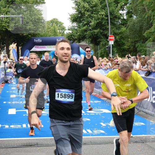 29.06.2025 - hella hamburg halbmarathon Zöllner http://msf.ph/oto/8218446 29.06.2025 10:51:51 Ziel 2396, 6286, 7224, 8710, 8819, 9793, 9959, 12224, 15427, 15727, 15831, 15899, 16907, 17682, 17815, 19053, 19137 meine-sportfotos.de