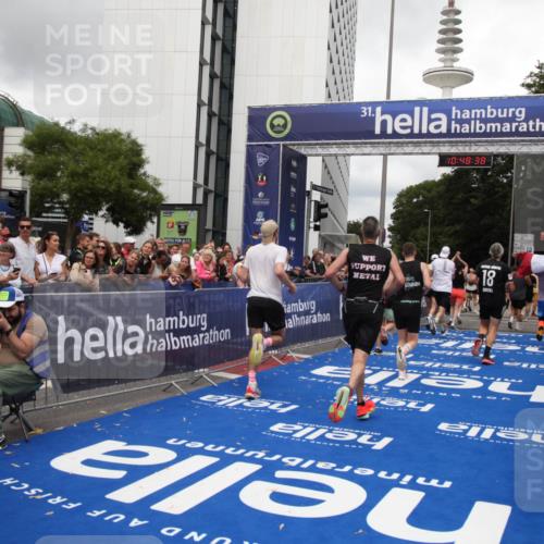 29.06.2025 - hella hamburg halbmarathon Michael Strokosch http://msf.ph/oto/8218485 29.06.2025 10:48:37 Ziel 1163, 1176, 2213, 5421, 10000, 10860, 11451, 11579, 12149, 12690, 13962, 14033, 14990, 15573, 15808, 15917, 17395, 18251, 18815 meine-sportfotos.de