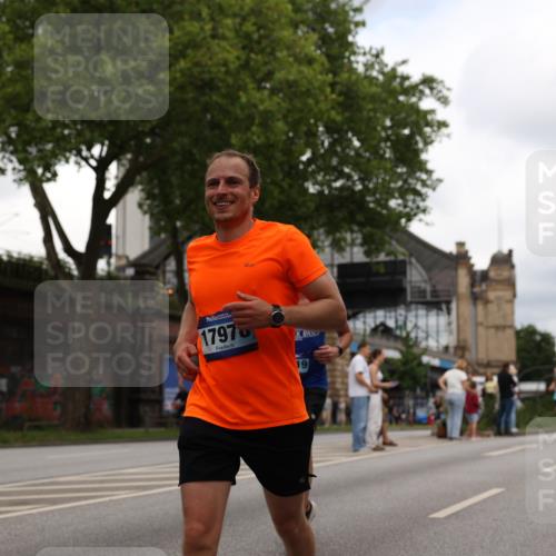 29.06.2025 - hella hamburg halbmarathon Yannick Fuchs http://msf.ph/oto/8218547 29.06.2025 10:45:55 20KM 2287, 2364, 2396, 2397, 2595, 2670, 2818, 4140, 4814, 5008, 5102, 6286, 6657, 6776, 7409, 7724, 7786, 8371, 8413, 8710, 8856, 9074, 9082, 9656, 9869, 11551, 11791, 12224, 12367, 12580, 13015, 13047, 13051, 13726, 13792, 14122, 14561, 14865, 14994, 15356, 15643, 15727, 15829, 15831, 16003, 16179, 16591, 17033, 17682, 17815, 17962, 17978, 17997, 18019, 18475, 18869, 18982 meine-sportfotos.de