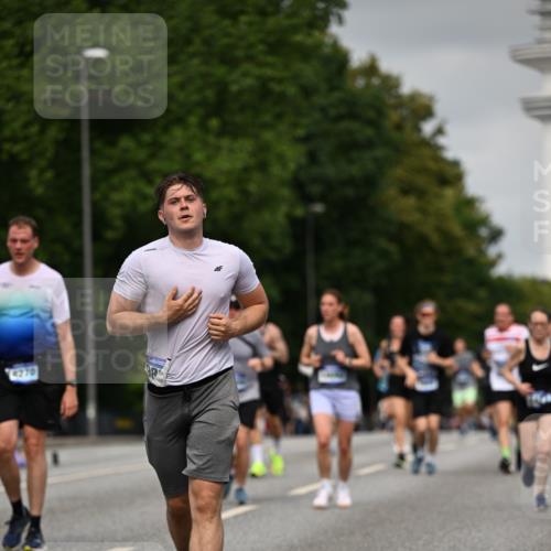 29.06.2025 - hella hamburg halbmarathon Dr. Thomas Lammeyer http://msf.ph/oto/8218566 29.06.2025 10:12:55 Kennedybrücke 1147, 1188, 1823, 2427, 2978, 3762, 4859, 5885, 6590, 6674, 7198, 7348, 7453, 9457, 9718, 9823, 9951, 9958, 10035, 10092, 10194, 10609, 10857 meine-sportfotos.de