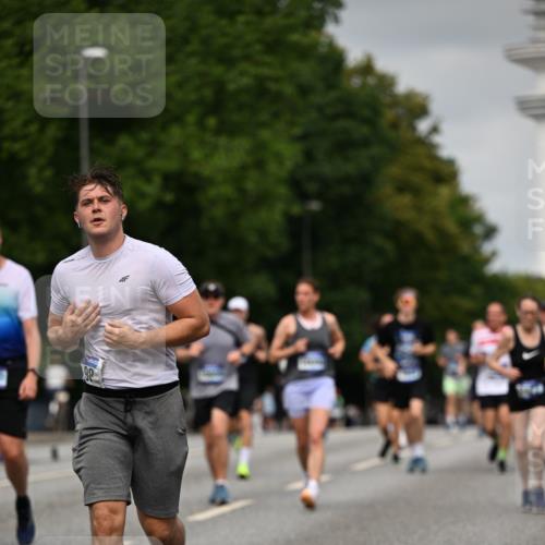 29.06.2025 - hella hamburg halbmarathon Dr. Thomas Lammeyer http://msf.ph/oto/8218604 29.06.2025 10:12:55 Kennedybrücke 1147, 1188, 1823, 2427, 2978, 3762, 4859, 5885, 6590, 6674, 7198, 7348, 7453, 9457, 9718, 9823, 9951, 9958, 10035, 10092, 10194, 10609, 10857 meine-sportfotos.de