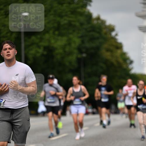 29.06.2025 - hella hamburg halbmarathon Dr. Thomas Lammeyer http://msf.ph/oto/8218653 29.06.2025 10:12:56 Kennedybrücke 1147, 1188, 1823, 2427, 2978, 3762, 4859, 5885, 6590, 6674, 7198, 7348, 7453, 9457, 9718, 9823, 9951, 9958, 10035, 10092, 10194, 10609, 10857 meine-sportfotos.de