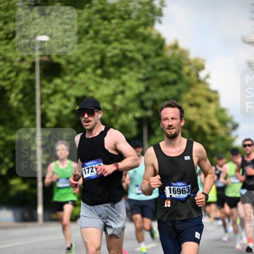 29.06.2025 - hella hamburg halbmarathon Dr. Thomas Lammeyer http://msf.ph/oto/8218761 29.06.2025 09:49:26 Kennedybrücke 1894, 2525, 3809, 3843, 3955, 4463, 4812, 5042, 6169, 6495, 7055, 7845, 8062, 8784, 8956, 9345, 10453, 10929, 11199 meine-sportfotos.de