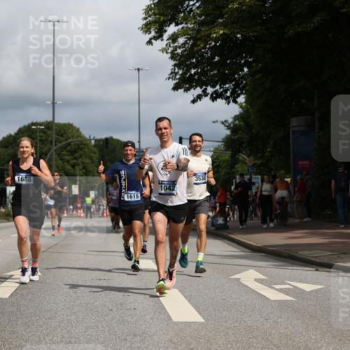 29.06.2025 - hella hamburg halbmarathon Yannick Fuchs http://msf.ph/oto/8218762 29.06.2025 10:32:59 20KM 1042, 1615, 1688, 1710, 2262, 2296, 2745, 2849, 3530, 4148, 5091, 5248, 6095, 7110, 7229, 8002, 8091, 11049, 11379, 11952, 12915, 13755, 14688, 14992, 16075, 17154, 17623, 17722, 18276, 18529, 18584, 18761 meine-sportfotos.de