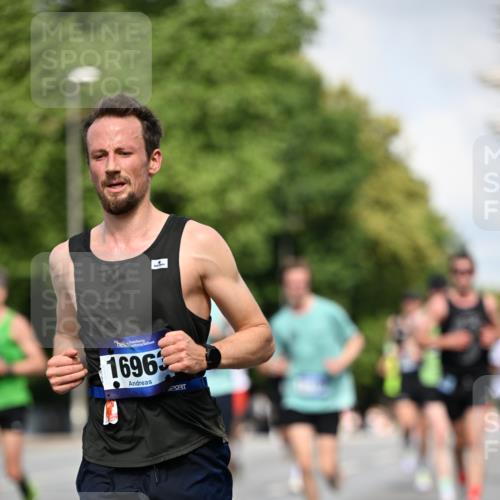 29.06.2025 - hella hamburg halbmarathon Dr. Thomas Lammeyer http://msf.ph/oto/8218817 29.06.2025 09:49:27 Kennedybrücke 1894, 2525, 3809, 3843, 3955, 4463, 4812, 5042, 6169, 6495, 7055, 7845, 8062, 8784, 8956, 9345, 10298, 10453, 10929, 11199 meine-sportfotos.de