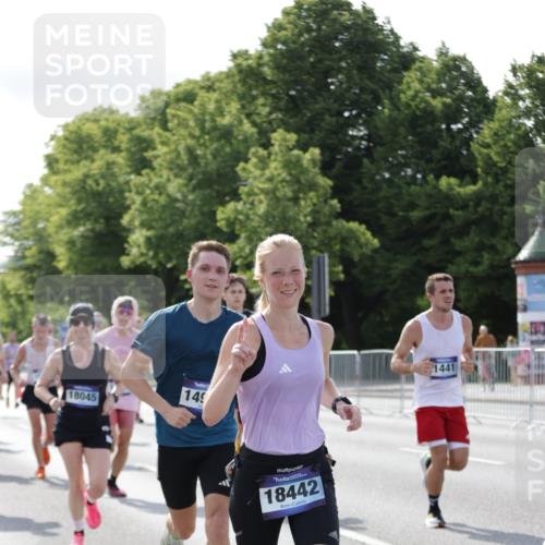 29.06.2025 - hella hamburg halbmarathon Jannik Wohlers http://msf.ph/oto/8218822 29.06.2025 09:50:29 Lombardsbrücke 1441, 1677, 2546, 3056, 3626, 3947, 4893, 5026, 5087, 5506, 5752, 5916, 6080, 6429, 6639, 6686, 6687, 7110, 7635, 8091, 8574, 9380, 10064, 10783, 11284, 11305, 11731, 13446, 13897, 14272, 14274, 14484, 14555, 14924, 15297, 15372, 15421, 15556, 15623, 15866, 15873, 15888, 15921, 16249, 16301, 16599, 16689, 17245, 17623, 17726, 18045, 18055, 18192, 18442, 18559, 18803 meine-sportfotos.de