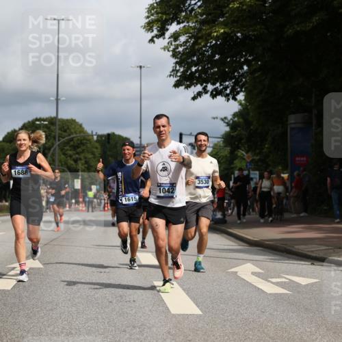 29.06.2025 - hella hamburg halbmarathon Yannick Fuchs http://msf.ph/oto/8218823 29.06.2025 10:32:59 20KM 1042, 1615, 1688, 1710, 2262, 2296, 2745, 2849, 3530, 4148, 5091, 5248, 6095, 7110, 7229, 8002, 8091, 11049, 11379, 11952, 12915, 13755, 14688, 14992, 16075, 17154, 17623, 17722, 18276, 18529, 18584, 18761 meine-sportfotos.de