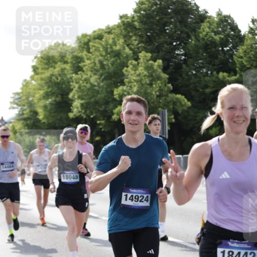 29.06.2025 - hella hamburg halbmarathon Jannik Wohlers http://msf.ph/oto/8218855 29.06.2025 09:50:29 Lombardsbrücke 1441, 1677, 2546, 3056, 3626, 3947, 4893, 5026, 5087, 5506, 5752, 5916, 6080, 6429, 6639, 6686, 6687, 7110, 7635, 8091, 8574, 9380, 10064, 10783, 11284, 11305, 11731, 13446, 13897, 14272, 14274, 14484, 14555, 14924, 15297, 15372, 15421, 15556, 15623, 15866, 15873, 15888, 15921, 16249, 16301, 16599, 16689, 17245, 17623, 17726, 18045, 18055, 18192, 18442, 18559, 18803 meine-sportfotos.de