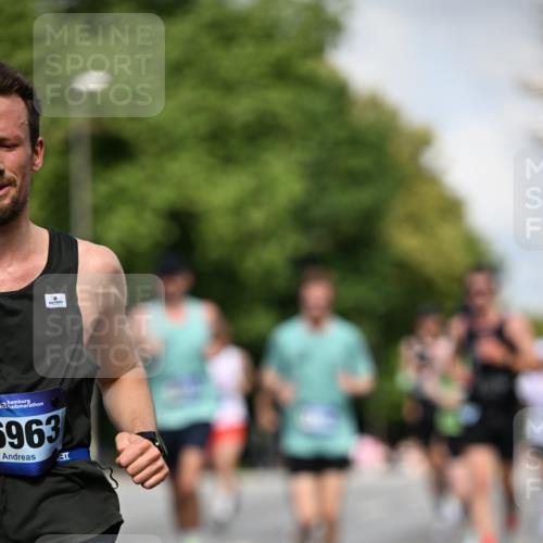 29.06.2025 - hella hamburg halbmarathon Dr. Thomas Lammeyer http://msf.ph/oto/8218859 29.06.2025 09:49:27 Kennedybrücke 1894, 2525, 3809, 3843, 3955, 4463, 4812, 5042, 6169, 6495, 7055, 7845, 8062, 8784, 8956, 9345, 10298, 10453, 10929, 11199 meine-sportfotos.de