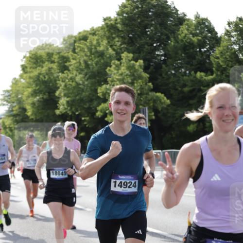 29.06.2025 - hella hamburg halbmarathon Jannik Wohlers http://msf.ph/oto/8218868 29.06.2025 09:50:29 Lombardsbrücke 1441, 1677, 2546, 3056, 3626, 3947, 4893, 5026, 5087, 5506, 5752, 5916, 6080, 6429, 6639, 6686, 6687, 7110, 7635, 8091, 8574, 9380, 10064, 10783, 11284, 11305, 11731, 13446, 13897, 14272, 14274, 14484, 14555, 14924, 15297, 15372, 15421, 15556, 15623, 15866, 15873, 15888, 15921, 16249, 16301, 16599, 16689, 17245, 17623, 17726, 18045, 18055, 18192, 18442, 18559, 18803 meine-sportfotos.de