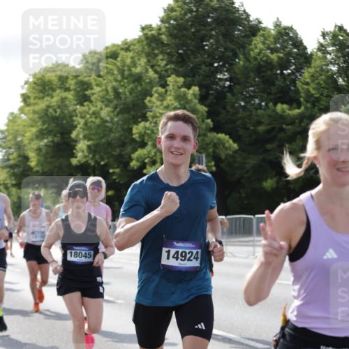 29.06.2025 - hella hamburg halbmarathon Jannik Wohlers http://msf.ph/oto/8218884 29.06.2025 09:50:29 Lombardsbrücke 1441, 1677, 2546, 3056, 3626, 3947, 4893, 5026, 5087, 5506, 5752, 5916, 6080, 6429, 6639, 6686, 6687, 7110, 7635, 8091, 8574, 9380, 10064, 10783, 11284, 11305, 11731, 13446, 13897, 14272, 14274, 14484, 14555, 14924, 15297, 15372, 15421, 15556, 15623, 15866, 15873, 15888, 15921, 16249, 16301, 16599, 16689, 17245, 17623, 17726, 18045, 18055, 18192, 18442, 18559, 18803 meine-sportfotos.de