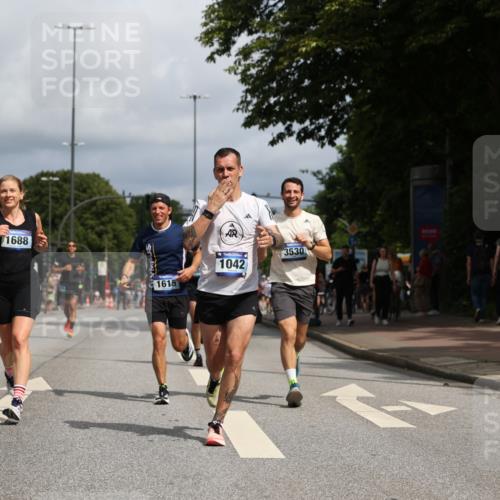 29.06.2025 - hella hamburg halbmarathon Yannick Fuchs http://msf.ph/oto/8218895 29.06.2025 10:32:59 20KM 1042, 1615, 1688, 1710, 2262, 2296, 2745, 2849, 3530, 4148, 5091, 5248, 6095, 7110, 7229, 8002, 8091, 11049, 11379, 11952, 12915, 13755, 14688, 14992, 16075, 17154, 17623, 17722, 18276, 18529, 18584, 18761 meine-sportfotos.de