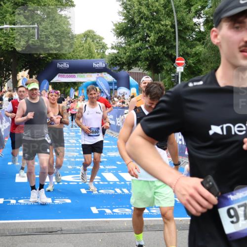 29.06.2025 - hella hamburg halbmarathon Zöllner http://msf.ph/oto/8218964 29.06.2025 10:52:00 Ziel 2818, 2823, 2880, 4033, 4297, 5102, 5336, 6390, 7130, 7409, 7724, 8413, 8856, 8977, 10057, 13799, 15356, 15690, 17815, 17962, 17978, 18869 meine-sportfotos.de