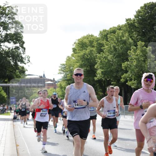 29.06.2025 - hella hamburg halbmarathon Jannik Wohlers http://msf.ph/oto/8219023 29.06.2025 09:50:30 Lombardsbrücke 1441, 1677, 1962, 2546, 3056, 3626, 3947, 4893, 5026, 5087, 5506, 5752, 5916, 6080, 6429, 6639, 6686, 6687, 7110, 7116, 7635, 8091, 8574, 8966, 9380, 10064, 10783, 11284, 11305, 11731, 13897, 14272, 14274, 14484, 14555, 14924, 15297, 15372, 15421, 15556, 15623, 15866, 15873, 15888, 16301, 16599, 16689, 17245, 17623, 17726, 18045, 18055, 18192, 18442, 18559 meine-sportfotos.de