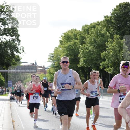 29.06.2025 - hella hamburg halbmarathon Jannik Wohlers http://msf.ph/oto/8219038 29.06.2025 09:50:30 Lombardsbrücke 1441, 1677, 1962, 2546, 3056, 3626, 3947, 4893, 5026, 5087, 5506, 5752, 5916, 6080, 6429, 6639, 6686, 6687, 7110, 7116, 7635, 8091, 8574, 8966, 9380, 10064, 10783, 11284, 11305, 11731, 13897, 14272, 14274, 14484, 14555, 14924, 15297, 15372, 15421, 15556, 15623, 15866, 15873, 15888, 16301, 16599, 16689, 17245, 17623, 17726, 18045, 18055, 18192, 18442, 18559 meine-sportfotos.de