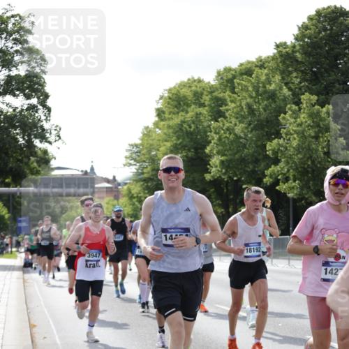 29.06.2025 - hella hamburg halbmarathon Jannik Wohlers http://msf.ph/oto/8219047 29.06.2025 09:50:30 Lombardsbrücke 1441, 1677, 1962, 2546, 3056, 3626, 3947, 4893, 5026, 5087, 5506, 5752, 5916, 6080, 6429, 6639, 6686, 6687, 7110, 7116, 7635, 8091, 8574, 8966, 9380, 10064, 10783, 11284, 11305, 11731, 13897, 14272, 14274, 14484, 14555, 14924, 15297, 15372, 15421, 15556, 15623, 15866, 15873, 15888, 16301, 16599, 16689, 17245, 17623, 17726, 18045, 18055, 18192, 18442, 18559 meine-sportfotos.de