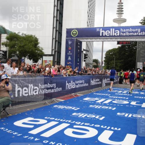 29.06.2025 - hella hamburg halbmarathon Michael Strokosch http://msf.ph/oto/8219096 29.06.2025 10:48:46 Ziel 1094, 2442, 4553, 9538, 10859, 12533, 14511, 15384, 17127 meine-sportfotos.de