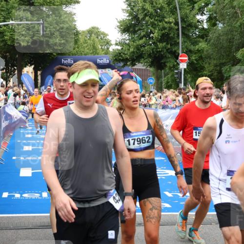 29.06.2025 - hella hamburg halbmarathon Zöllner http://msf.ph/oto/8219146 29.06.2025 10:52:03 Ziel 4033, 5102, 5336, 6390, 7130, 7409, 7724, 8413, 8977, 10057, 15356, 15506, 15690, 16179, 17978, 18869 meine-sportfotos.de