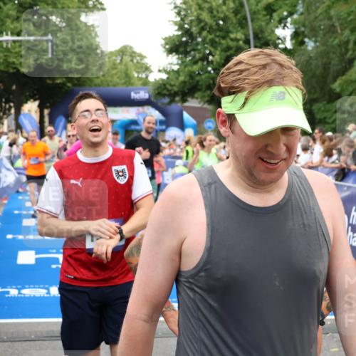 29.06.2025 - hella hamburg halbmarathon Zöllner http://msf.ph/oto/8219245 29.06.2025 10:52:04 Ziel 4033, 5336, 6390, 7130, 7409, 7724, 8413, 8977, 10057, 15356, 15506, 16179, 17978, 18869 meine-sportfotos.de