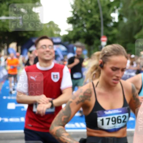 29.06.2025 - hella hamburg halbmarathon Zöllner http://msf.ph/oto/8219291 29.06.2025 10:52:05 Ziel 4033, 5336, 6390, 7130, 7409, 7724, 7732, 8413, 8977, 10057, 15356, 15506, 15829, 16179, 16666, 17978, 18869 meine-sportfotos.de