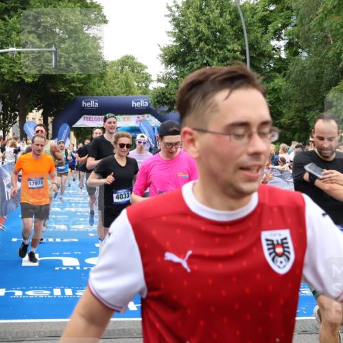 29.06.2025 - hella hamburg halbmarathon Zöllner http://msf.ph/oto/8219407 29.06.2025 10:52:06 Ziel 2595, 4033, 5336, 5378, 6390, 7130, 7409, 7724, 7732, 8413, 8977, 10057, 12580, 15356, 15506, 15829, 16179, 16666, 17978, 18869 meine-sportfotos.de