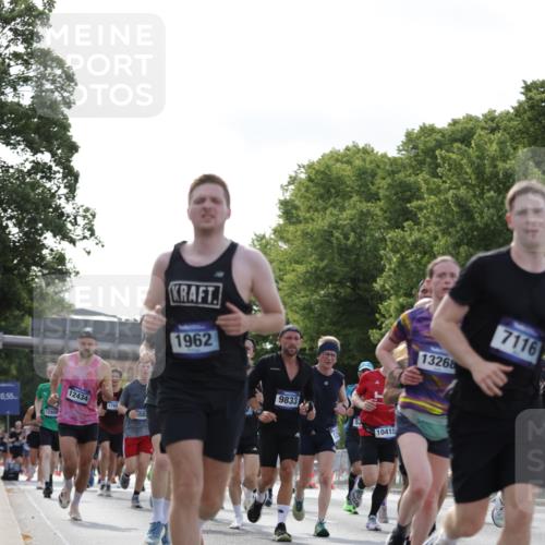 29.06.2025 - hella hamburg halbmarathon Jannik Wohlers http://msf.ph/oto/8219666 29.06.2025 09:50:37 Lombardsbrücke 1256, 1441, 1677, 1962, 2546, 2579, 3056, 3947, 4888, 4889, 4893, 5026, 5087, 5275, 5387, 5506, 6429, 6639, 7110, 7116, 7284, 7635, 8091, 8122, 8319, 8574, 8966, 9380, 9833, 10193, 10415, 10469, 11922, 12434, 12808, 12915, 13268, 13897, 14274, 14484, 14811, 14924, 15372, 15556, 15866, 15873, 16224, 16295, 16599, 16689, 17245, 17668, 18045, 18055, 18192, 18274, 18442, 18559, 18650 meine-sportfotos.de