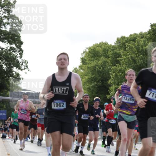 29.06.2025 - hella hamburg halbmarathon Jannik Wohlers http://msf.ph/oto/8219687 29.06.2025 09:50:37 Lombardsbrücke 1256, 1441, 1677, 1962, 2546, 2579, 3056, 3947, 4888, 4889, 4893, 5026, 5087, 5275, 5387, 5506, 6429, 6639, 7110, 7116, 7284, 7635, 8091, 8122, 8319, 8574, 8966, 9380, 9833, 10193, 10415, 10469, 11922, 12434, 12808, 12915, 13268, 13897, 14274, 14484, 14811, 14924, 15372, 15556, 15866, 15873, 16224, 16295, 16599, 16689, 17245, 17668, 18045, 18055, 18192, 18274, 18442, 18559, 18650 meine-sportfotos.de