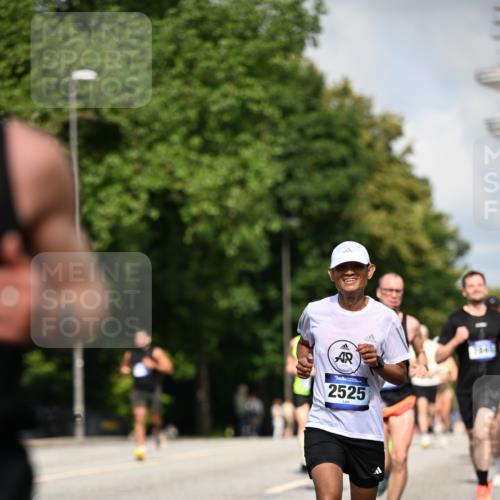 29.06.2025 - hella hamburg halbmarathon Dr. Thomas Lammeyer http://msf.ph/oto/8219690 29.06.2025 09:49:32 Kennedybrücke 2525, 3809, 3843, 3955, 4812, 5042, 6169, 6495, 7055, 7845, 8784, 8956, 9345, 10298, 10453, 10929, 11199 meine-sportfotos.de