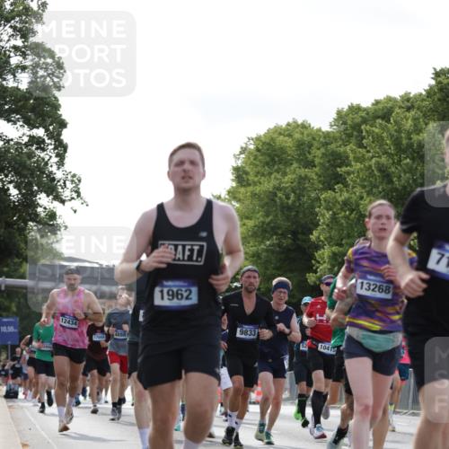 29.06.2025 - hella hamburg halbmarathon Jannik Wohlers http://msf.ph/oto/8219697 29.06.2025 09:50:37 Lombardsbrücke 1256, 1441, 1677, 1962, 2546, 2579, 3056, 3947, 4888, 4889, 4893, 5026, 5087, 5275, 5387, 5506, 6429, 6639, 7110, 7116, 7284, 7635, 8091, 8122, 8319, 8574, 8966, 9380, 9833, 10193, 10415, 10469, 11922, 12434, 12808, 12915, 13268, 13897, 14274, 14484, 14811, 14924, 15372, 15556, 15866, 15873, 16224, 16295, 16599, 16689, 17245, 17668, 18045, 18055, 18192, 18274, 18442, 18559, 18650 meine-sportfotos.de
