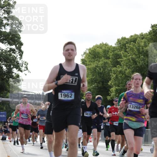 29.06.2025 - hella hamburg halbmarathon Jannik Wohlers http://msf.ph/oto/8219711 29.06.2025 09:50:37 Lombardsbrücke 1256, 1441, 1677, 1962, 2546, 2579, 3056, 3947, 4888, 4889, 4893, 5026, 5087, 5275, 5387, 5506, 6429, 6639, 7110, 7116, 7284, 7635, 8091, 8122, 8319, 8574, 8966, 9380, 9833, 10193, 10415, 10469, 11922, 12434, 12808, 12915, 13268, 13897, 14274, 14484, 14811, 14924, 15372, 15556, 15866, 15873, 16224, 16295, 16599, 16689, 17245, 17668, 18045, 18055, 18192, 18274, 18442, 18559, 18650 meine-sportfotos.de