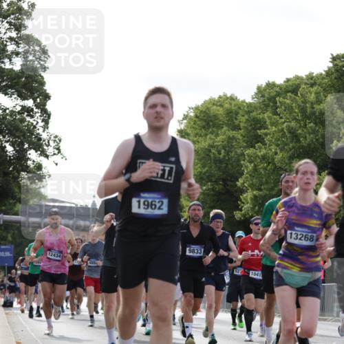 29.06.2025 - hella hamburg halbmarathon Jannik Wohlers http://msf.ph/oto/8219724 29.06.2025 09:50:37 Lombardsbrücke 1256, 1441, 1677, 1962, 2546, 2579, 3056, 3947, 4888, 4889, 4893, 5026, 5087, 5275, 5387, 5506, 6429, 6639, 7110, 7116, 7284, 7635, 8091, 8122, 8319, 8574, 8966, 9380, 9833, 10193, 10415, 10469, 11922, 12434, 12808, 12915, 13268, 13897, 14274, 14484, 14811, 14924, 15372, 15556, 15866, 15873, 16224, 16295, 16599, 16689, 17245, 17668, 18045, 18055, 18192, 18274, 18442, 18559, 18650 meine-sportfotos.de
