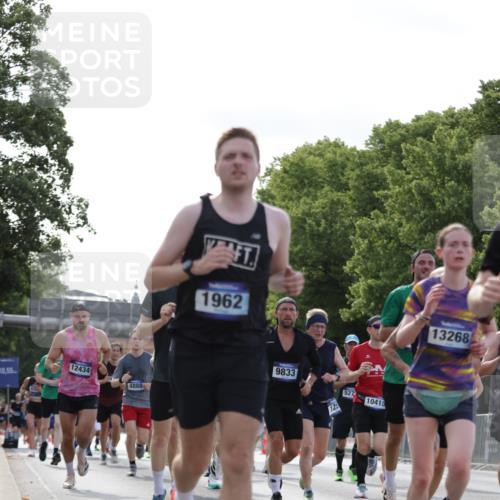 29.06.2025 - hella hamburg halbmarathon Jannik Wohlers http://msf.ph/oto/8219731 29.06.2025 09:50:37 Lombardsbrücke 1256, 1441, 1677, 1962, 2546, 2579, 3056, 3947, 4888, 4889, 4893, 5026, 5087, 5275, 5387, 5506, 6429, 6639, 7110, 7116, 7284, 7635, 8091, 8122, 8319, 8574, 8966, 9380, 9833, 10193, 10415, 10469, 11922, 12434, 12808, 12915, 13268, 13897, 14274, 14484, 14811, 14924, 15372, 15556, 15866, 15873, 16224, 16295, 16599, 16689, 17245, 17668, 18045, 18055, 18192, 18274, 18442, 18559, 18650 meine-sportfotos.de